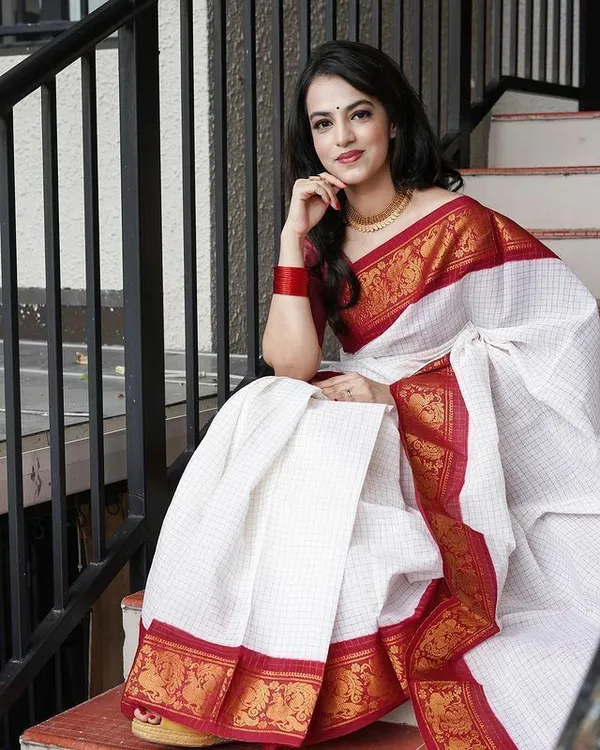 Marziyaa_Paisley_Banarasi_Jacquard_Saree_(White)
