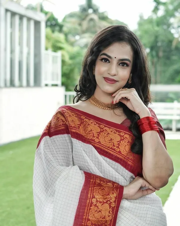 Marziyaa_Paisley_Banarasi_Jacquard_Saree_(White)