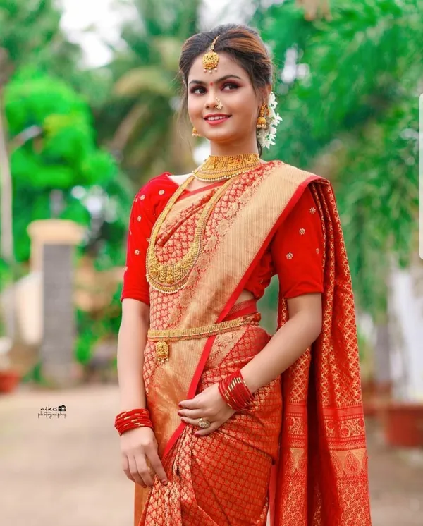 Marziyaa_Polka_Print_Banarasi_Jacquard_Saree_(Red)