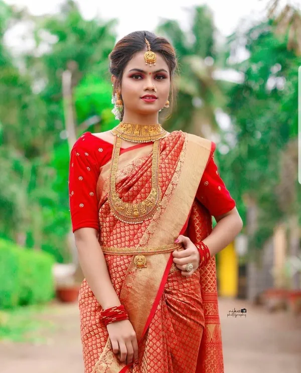 Marziyaa_Polka_Print_Banarasi_Jacquard_Saree_(Red)