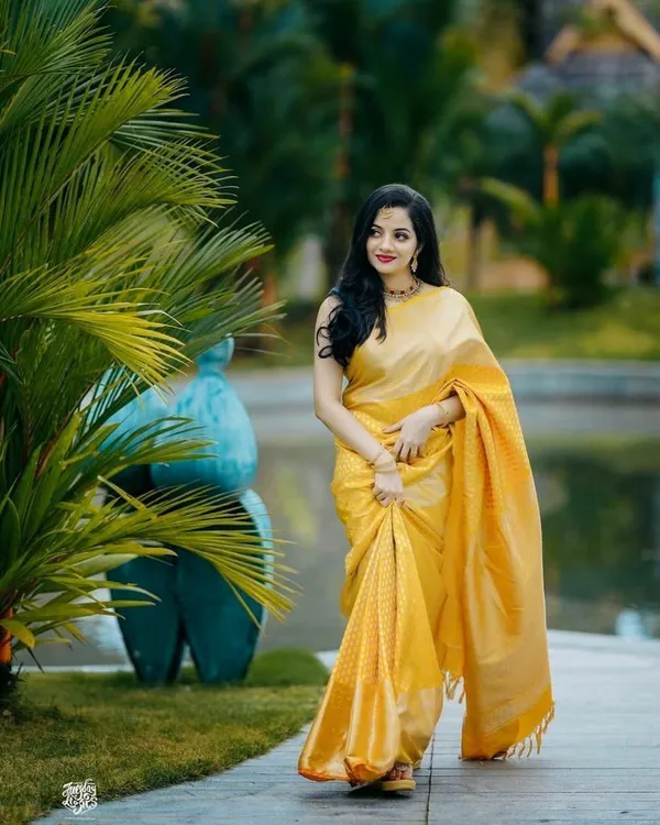 Marziyaa_Polka_Print_Banarasi_Jacquard_Saree_(Yellow)