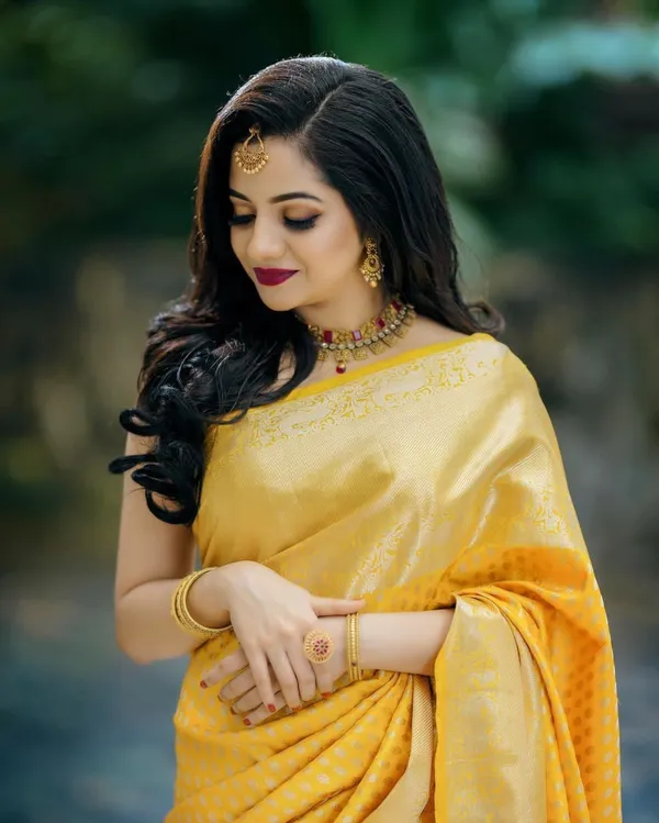Marziyaa_Polka_Print_Banarasi_Jacquard_Saree_(Yellow)