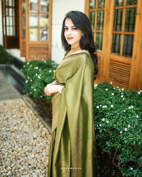 Marziyaa_Paisley_Banarasi_Jacquard_Saree_(Green)