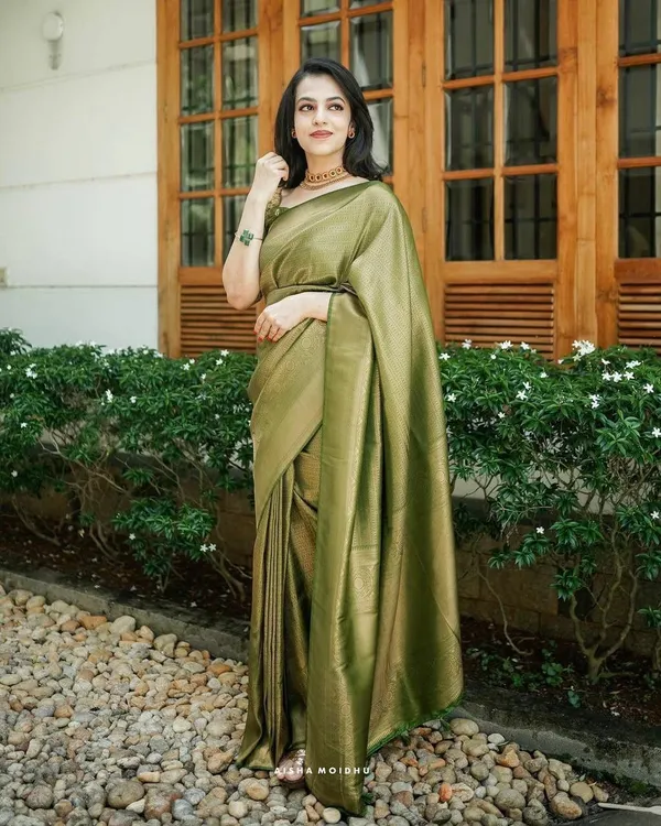 Marziyaa_Paisley_Banarasi_Jacquard_Saree_(Green)
