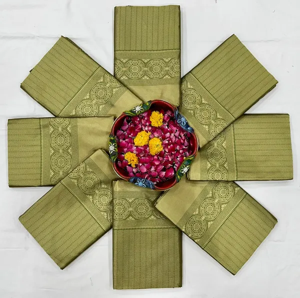 Marziyaa_Paisley_Banarasi_Jacquard_Saree_(Green)