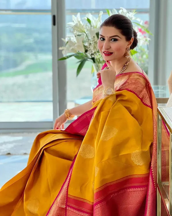 Marziyaa_Paisley_Banarasi_Jacquard_Saree_(Yellow)