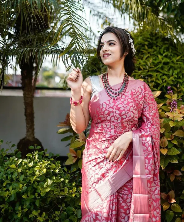 Marziyaa_Paisley_Banarasi_Jacquard_Saree_(Pink)