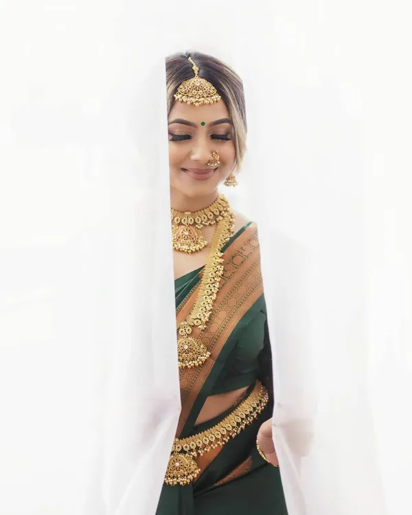 Marziyaa_Paisley_Banarasi_Jacquard_Saree_(Green)