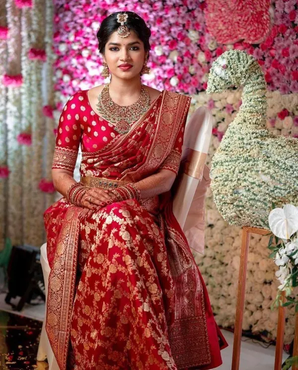 Marziyaa_Paisley_Banarasi_Jacquard_Saree_(Red)