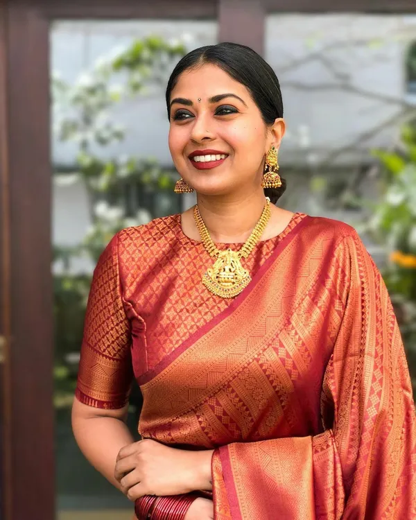 Marziyaa_Paisley_Banarasi_Jacquard_Saree_(Maroon)