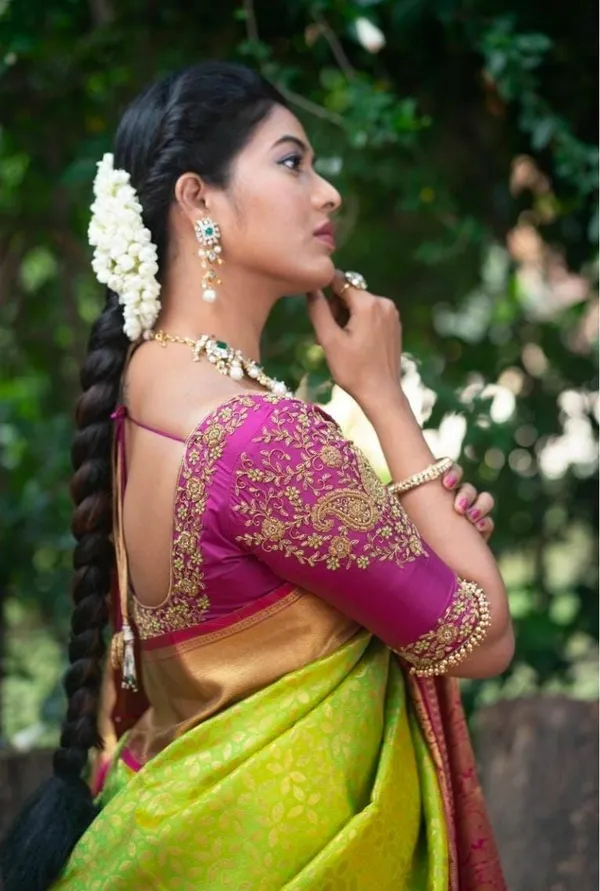 Marziyaa_Paisley_Banarasi_Jacquard_Saree_(Light_Green)