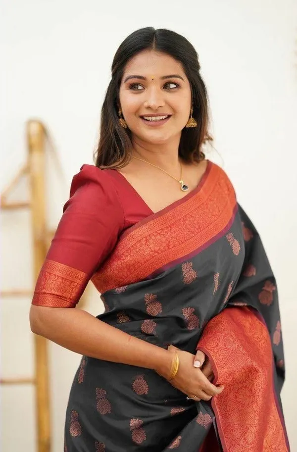 Marziyaa_Polka_Print_Banarasi_Jacquard_Saree_(Black)