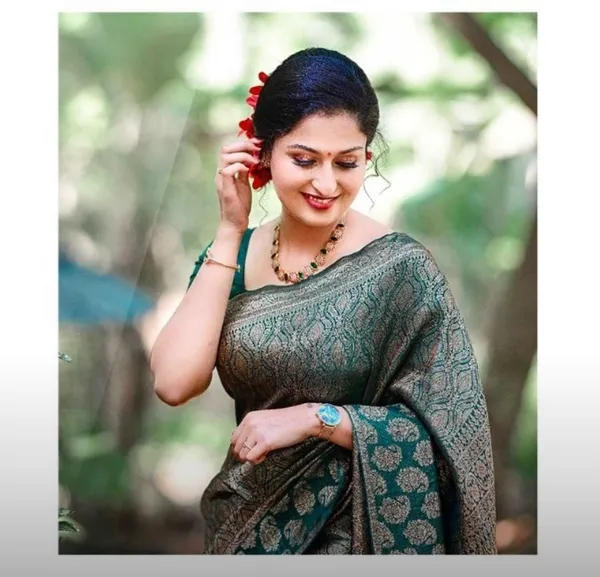 Marziyaa_Polka_Print_Banarasi_Jacquard_Saree_(Green)