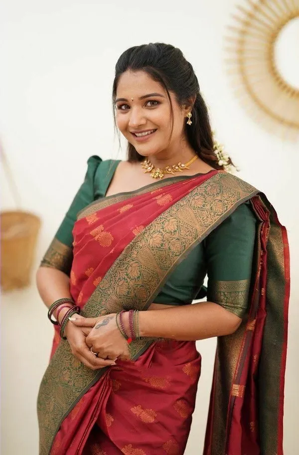 Marziyaa_Polka_Print_Banarasi_Jacquard_Saree_(Red)
