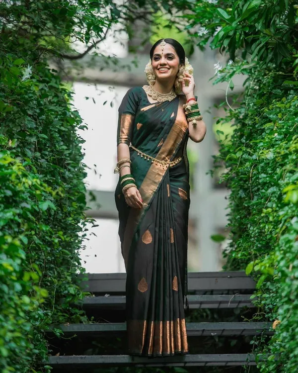 Marziyaa_Polka_Print_Banarasi_Jacquard_Saree_(Green)