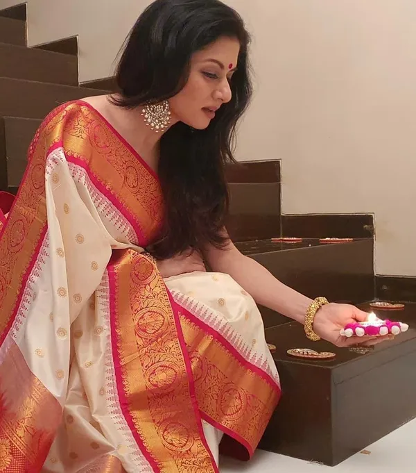 Marziyaa_Polka_Print_Banarasi_Jacquard_Saree_(White)