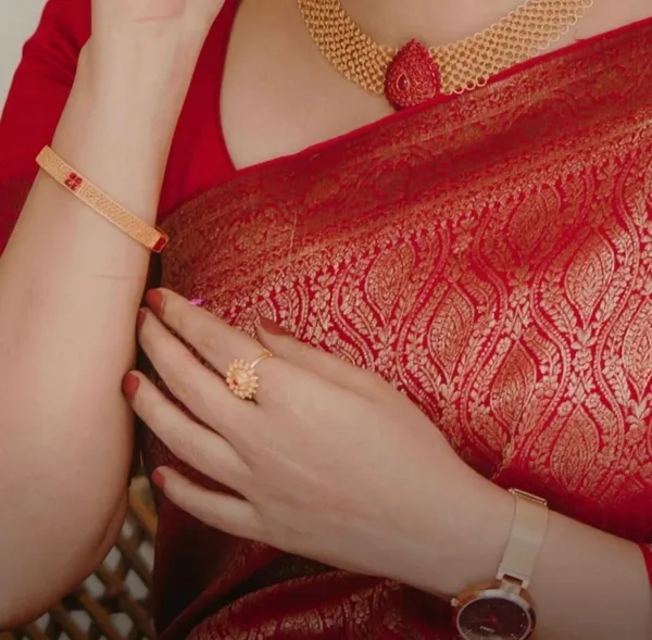 Marziyaa_Polka_Print_Banarasi_Jacquard_Saree_(Red)