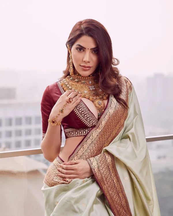 Marziyaa_Printed_Banarasi_Jacquard_Saree_(White)