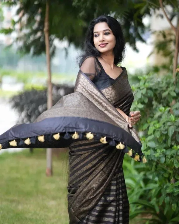 Marziyaa_Printed_Banarasi_Jacquard_Saree_(Black)