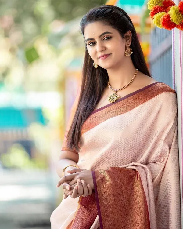 Marziyaa_Checkered_Banarasi_Jacquard_Saree_(White)