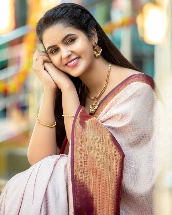 Marziyaa_Checkered_Banarasi_Jacquard_Saree_(White)