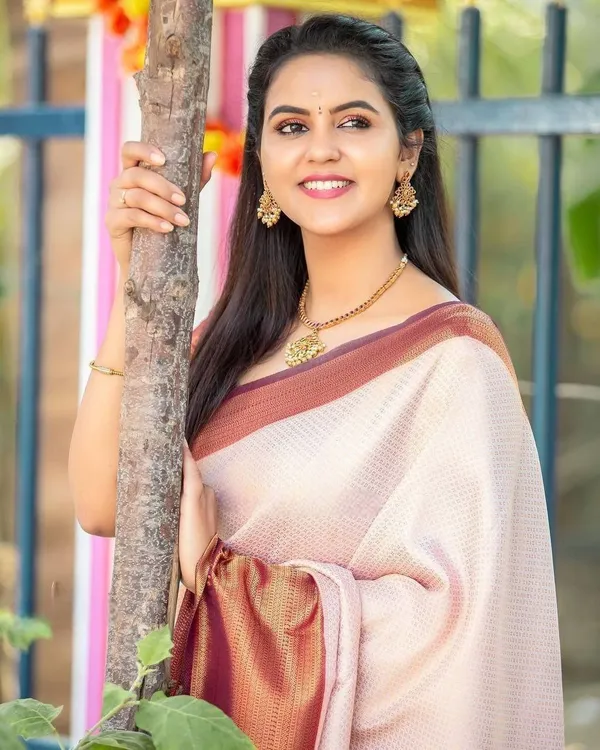 Marziyaa_Checkered_Banarasi_Jacquard_Saree_(White)