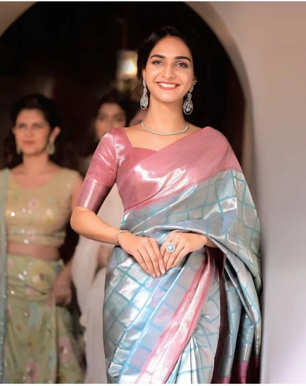 Marziyaa_Checkered_Banarasi_Jacquard_Saree_(Light_Blue_Pink)