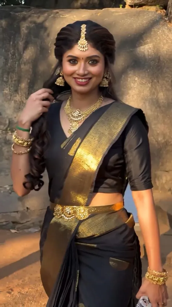Marziyaa_Plain_Banarasi_Jacquard_Saree_(Black_Gold)