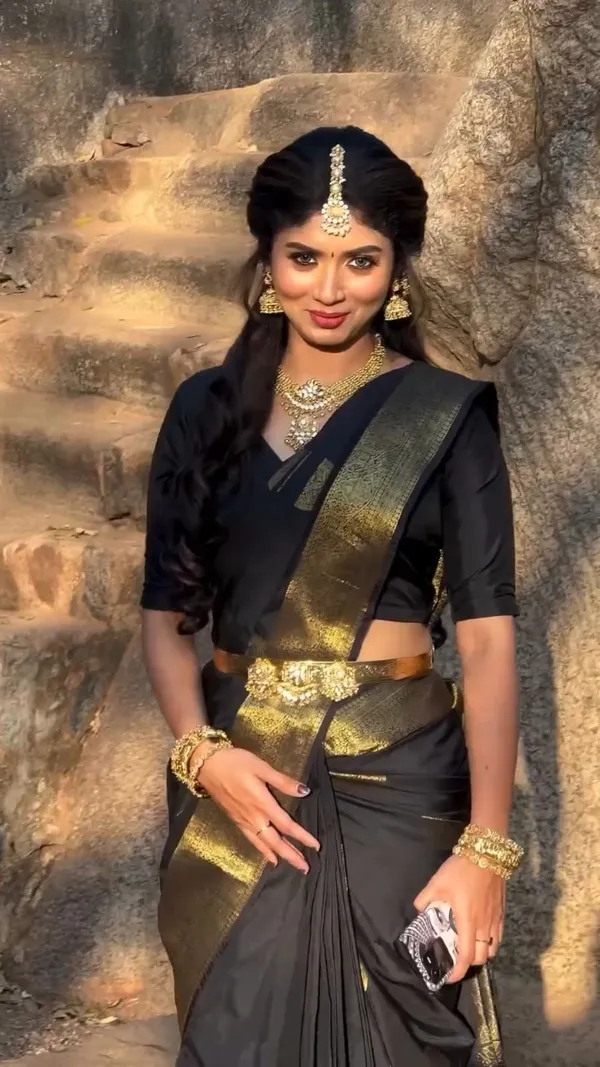 Marziyaa_Plain_Banarasi_Jacquard_Saree_(Black_Gold)