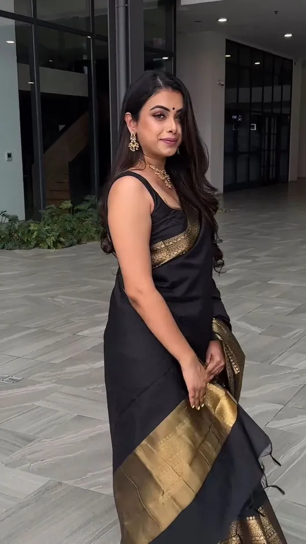Marziyaa_Plain_Banarasi_Jacquard_Saree_(Black)