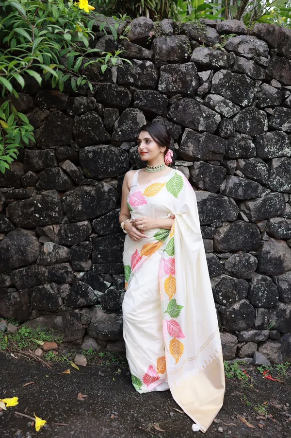 Marziyaa_Plain_Floral_Print_Banarasi_Jacquard_Saree_(White)