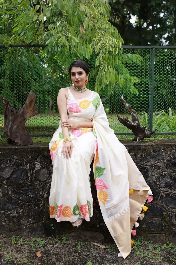 Marziyaa_Plain_Floral_Print_Banarasi_Jacquard_Saree_(White)