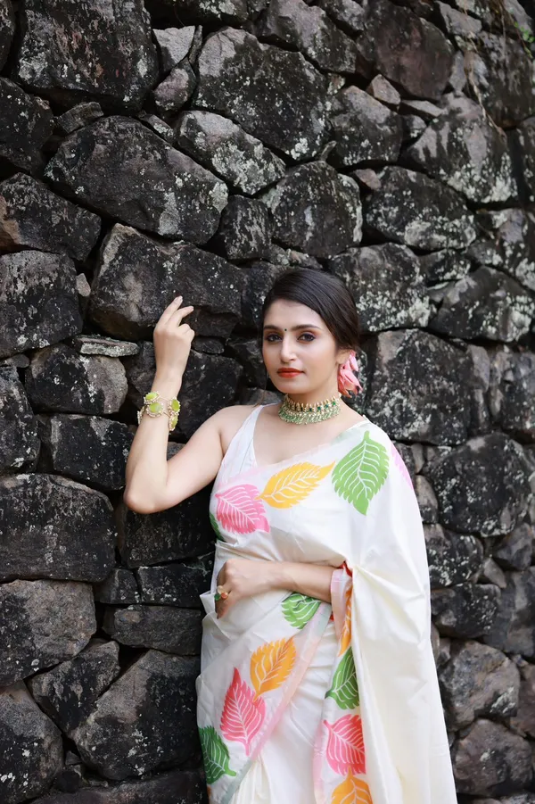 Marziyaa_Plain_Floral_Print_Banarasi_Jacquard_Saree_(White)