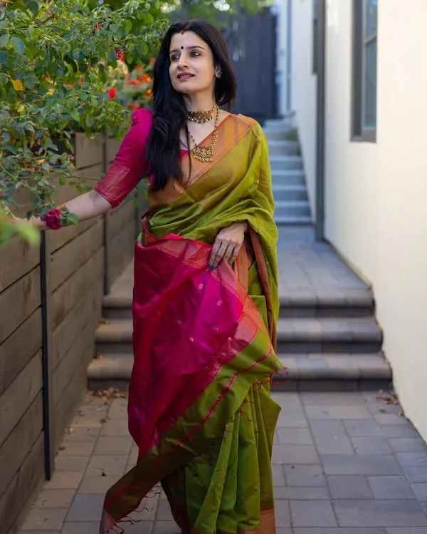 Marziyaa_Plain_Banarasi_Jacquard_Saree_(Light_Green)