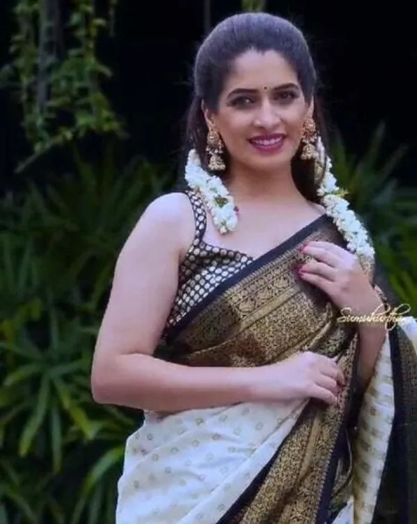 Marziyaa_Floral_Print_Banarasi_Jacquard_Saree_(White_Black)