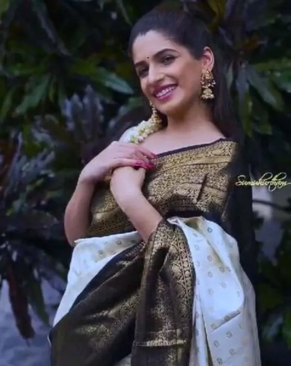Marziyaa_Floral_Print_Banarasi_Jacquard_Saree_(White_Black)