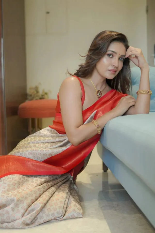 Marziyaa_Woven_Banarasi_Jacquard_Saree_(Cream)