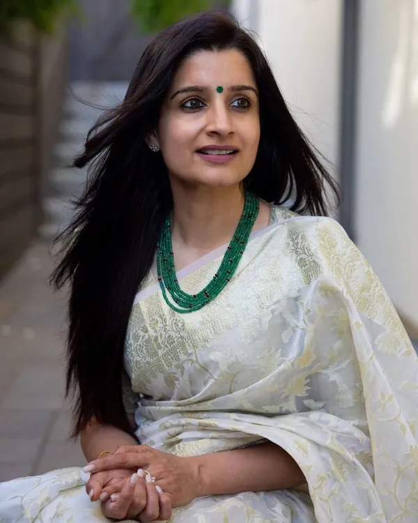 Marziyaa_Floral_Print_Banarasi_Jacquard_Saree_(White)