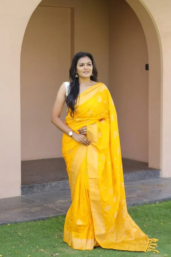 Marziyaa_Woven_Banarasi_Jacquard_Saree_(Yellow)