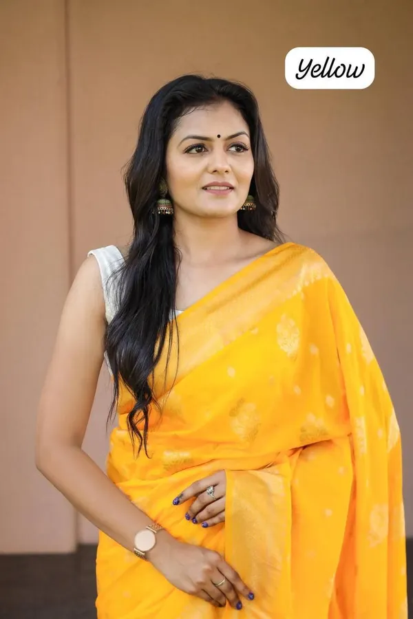 Marziyaa_Woven_Banarasi_Jacquard_Saree_(Yellow)