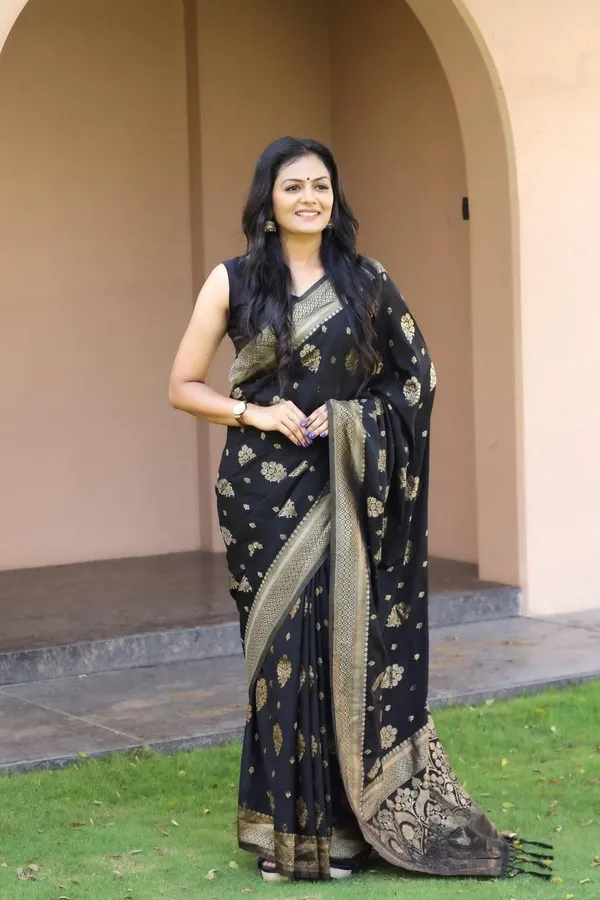 Marziyaa_Woven_Banarasi_Jacquard_Saree_(Black)