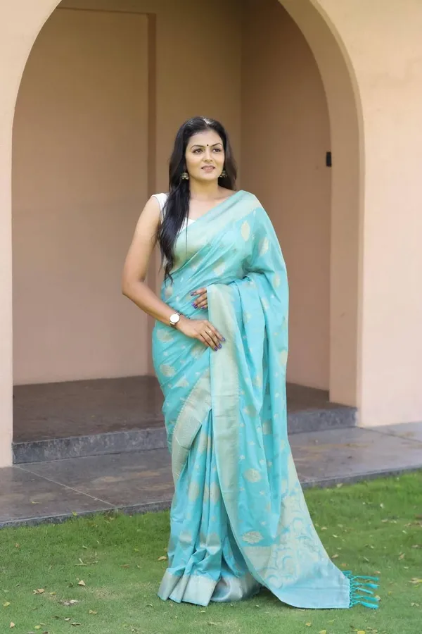 Marziyaa_Woven_Banarasi_Jacquard_Saree_(Light_Blue)