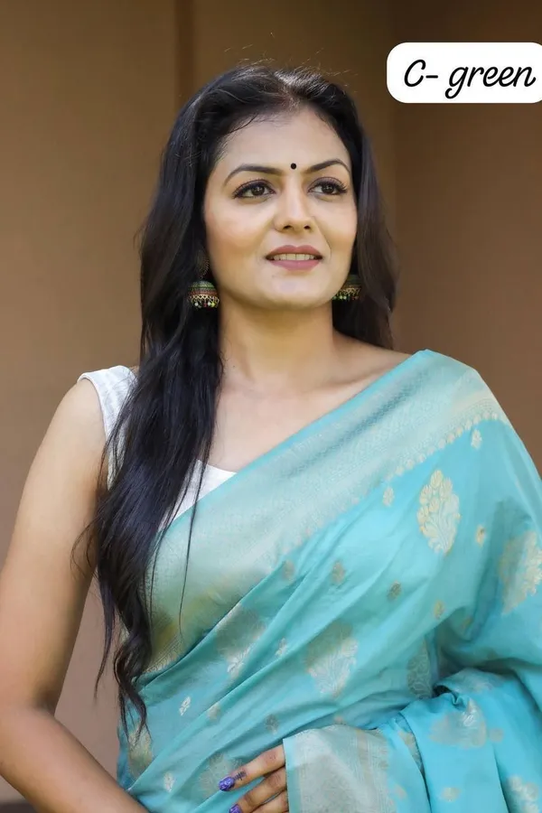 Marziyaa_Woven_Banarasi_Jacquard_Saree_(Light_Blue)