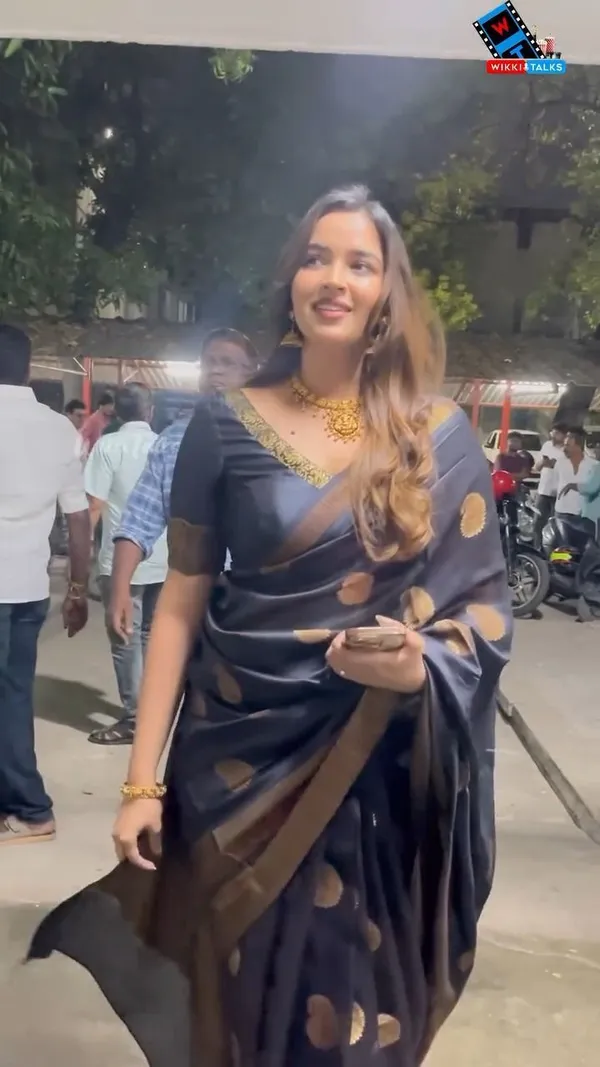 Marziyaa_Woven_Striped_Assam_Silk_Brocade_Saree_(Black)