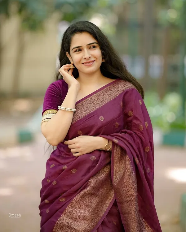 Marziyaa_Woven_Banarasi_Brocade_Saree_(Magenta)