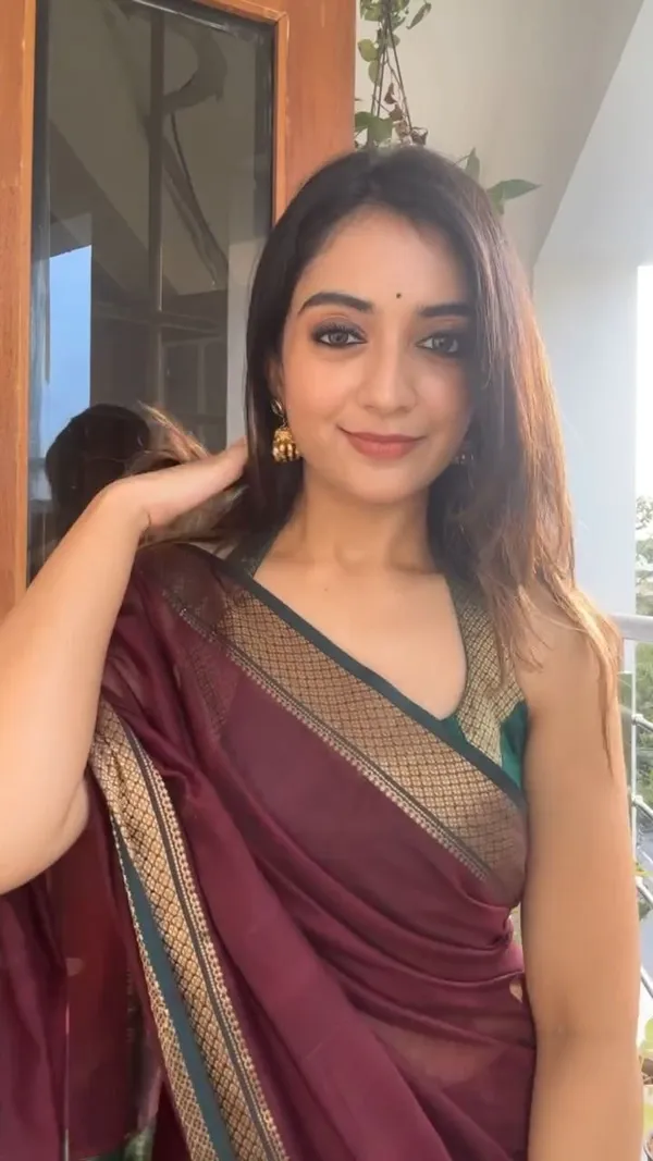 Marziyaa_Woven_Plain_Paithani_Jacquard_Saree_(Maroon)