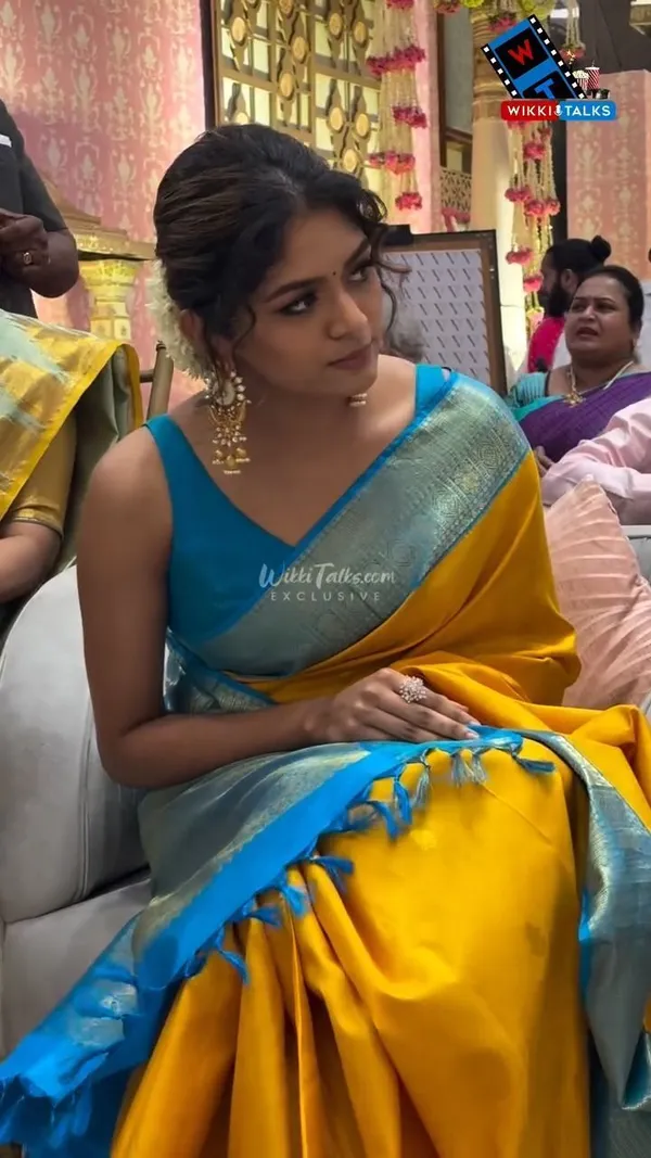 Marziyaa_Woven_Plain_Temple_Border_Banarasi_Jacquard_Saree_(Yellow)