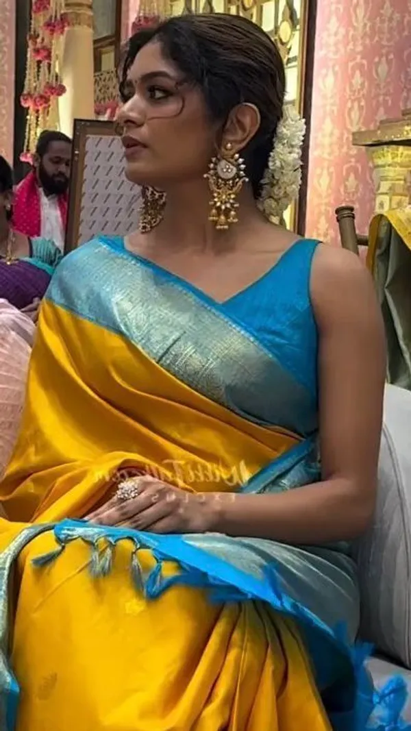 Marziyaa_Woven_Plain_Temple_Border_Banarasi_Jacquard_Saree_(Yellow)