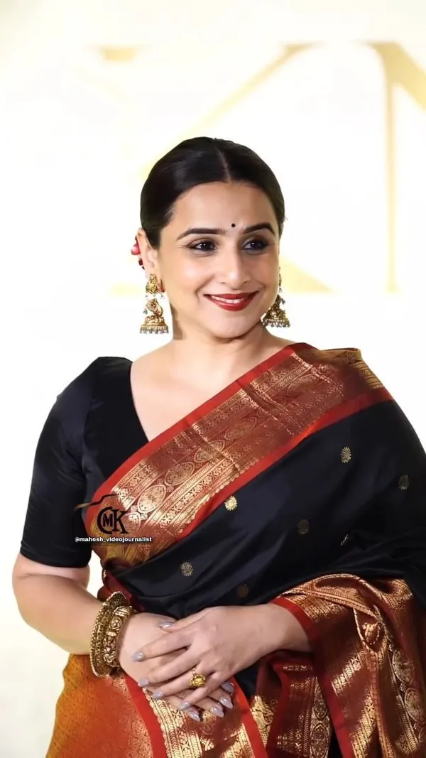 Marziyaa_Woven_Plain_Banarasi_Brocade_Saree_(Black)