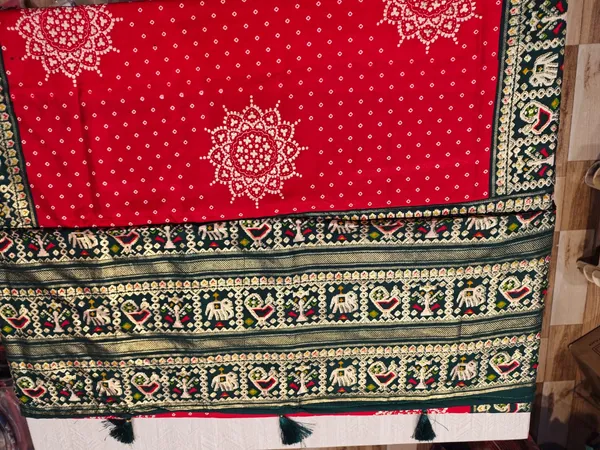 Red_Satin_Silk_Bandhani_Print_Green_Border_Saree_For_Women